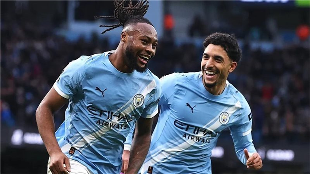 قناة تعرض مباراة مانشستر يونايتد وليدز الليلة.. اضبط التردد الآن